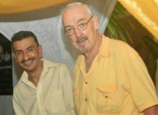 Dos comunidades gays de Puerto Vallarta, separadas por la geografía y la demografía, ponen de relieve los múltiples servicios de SETAC Una foto del fundador de SETAC, Ed Thomas (a la derecha), y Paco Arjona, tomada en 2014.