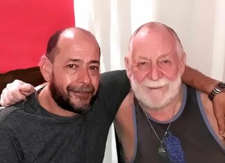 Tom y Luis repasan dos décadas de vida en Vallarta y en el Bar Frida Luis Méndez y Tom Finley en una foto de un reportaje de la OAPV en 2018. Foto de Mike Laking