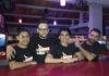 ChaChaLaca Chatterbox & Bar abre cerca del muelle de Los Muertos Abierto para todos y apoyando a la comunidad LGBT. El bar ofrece distintas temáticas durante el día: desde un ambiente relajado, bebidas originales, hasta un área de club nocturno y espectáculos. Cristopher Bills, el propietario de La ChaChaLaca Bar, me regaló sus palabras sobre este maravilloso lugar. —¿Cómo se te ocurrió el nombre del bar? ¿Acaso la chachalaca no es un pájaro? —¡La Chachalaca, sí!, quería un nombre mexicano y empecé a buscar un ave nativa. Chachalaca representa ser muy hablador, por lo que la frase del bar es «La Chachalaca Puerto Vallarta Chatterbox Bar». Por supuesto, el pájaro —refiriéndose al logotipo— representa a la chachalaca, así que aprovechamos el doble sentido, y es divertido decirlo, permanece en tu cabeza. La gente diría «vamos a chacha, chachalaca o lacalaca», mantiene a la gente hablando. También quería algo original, mexicano, con colores vibrantes que representen a la comunidad gay. —¿Qué estrategias usaste para atraer a la gente y qué consideras que hace que este bar sea único? —Queríamos dar otra opción para la gente, pues en un lado de la ciudad, los clubes de baile tienen una clientela que prevalece por la noche, en nuestro lado de la ciudad hay muchos bares de Martinis y video-bares, esto me hiso pensar que podíamos hacer un poco de ambos, podemos ser un bar de Martinis, podemos ser un bar de barrio, y también tener show. —¿Qué tipo de público suele venir a tu bar? —Realmente depende de la hora del día. En la tarde por lo general el público es un poco mayor, el ambiente no es ruidoso para que todos puedan disfrutar de una buena plática. Después de las 8 pm tenemos una clientela mucho más joven, menor de treinta años, van para tomar un cóctel, quizás unas botanas, y esa gente por lo general pasará a la zona del club nocturno. —¿Cómo surgió la idea del bar? —Había ido al bar en mis vacaciones, tenía un nombre diferente, en ese entonces se llamaba Street Bar, me agradó mucho, se veía completamente diferente, por supuesto, lo remodelamos. Estuve buscando una oportunidad diferente, cuando falleció el propietario comencé a investigar si podría ser una buena idea adquirirlo. Lo íbamos a dejar como estaba, pero mi socio y yo vimos algo diferente. —¿Qué me puedes contar acerca de la especialidad del bar? —Nos especializamos en las margaritas. El barman elabora nuestro fresco sabor: margaritas jalapeño, el pepino, el mango, todo es fresco. Somos bastante conocidos por tener algunas bebidas originales. Como por ejemplo el Dirty Martini: lo llamamos el Dirty Bird. También tenemos una máquina de café expreso, con el cual elaboramos bebidas alcohólicas como el Espresso Martini. la chacha lacha bar