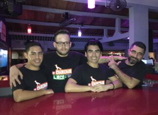 ChaChaLaca Chatterbox & Bar abre cerca del muelle de Los Muertos Abierto para todos y apoyando a la comunidad LGBT. El bar ofrece distintas temáticas durante el día: desde un ambiente relajado, bebidas originales, hasta un área de club nocturno y espectáculos. Cristopher Bills, el propietario de La ChaChaLaca Bar, me regaló sus palabras sobre este maravilloso lugar. —¿Cómo se te ocurrió el nombre del bar? ¿Acaso la chachalaca no es un pájaro? —¡La Chachalaca, sí!, quería un nombre mexicano y empecé a buscar un ave nativa. Chachalaca representa ser muy hablador, por lo que la frase del bar es «La Chachalaca Puerto Vallarta Chatterbox Bar». Por supuesto, el pájaro —refiriéndose al logotipo— representa a la chachalaca, así que aprovechamos el doble sentido, y es divertido decirlo, permanece en tu cabeza. La gente diría «vamos a chacha, chachalaca o lacalaca», mantiene a la gente hablando. También quería algo original, mexicano, con colores vibrantes que representen a la comunidad gay. —¿Qué estrategias usaste para atraer a la gente y qué consideras que hace que este bar sea único? —Queríamos dar otra opción para la gente, pues en un lado de la ciudad, los clubes de baile tienen una clientela que prevalece por la noche, en nuestro lado de la ciudad hay muchos bares de Martinis y video-bares, esto me hiso pensar que podíamos hacer un poco de ambos, podemos ser un bar de Martinis, podemos ser un bar de barrio, y también tener show. —¿Qué tipo de público suele venir a tu bar? —Realmente depende de la hora del día. En la tarde por lo general el público es un poco mayor, el ambiente no es ruidoso para que todos puedan disfrutar de una buena plática. Después de las 8 pm tenemos una clientela mucho más joven, menor de treinta años, van para tomar un cóctel, quizás unas botanas, y esa gente por lo general pasará a la zona del club nocturno. —¿Cómo surgió la idea del bar? —Había ido al bar en mis vacaciones, tenía un nombre diferente, en ese entonces se llamaba Street Bar, me agradó mucho, se veía completamente diferente, por supuesto, lo remodelamos. Estuve buscando una oportunidad diferente, cuando falleció el propietario comencé a investigar si podría ser una buena idea adquirirlo. Lo íbamos a dejar como estaba, pero mi socio y yo vimos algo diferente. —¿Qué me puedes contar acerca de la especialidad del bar? —Nos especializamos en las margaritas. El barman elabora nuestro fresco sabor: margaritas jalapeño, el pepino, el mango, todo es fresco. Somos bastante conocidos por tener algunas bebidas originales. Como por ejemplo el Dirty Martini: lo llamamos el Dirty Bird. También tenemos una máquina de café expreso, con el cual elaboramos bebidas alcohólicas como el Espresso Martini. la chacha lacha bar