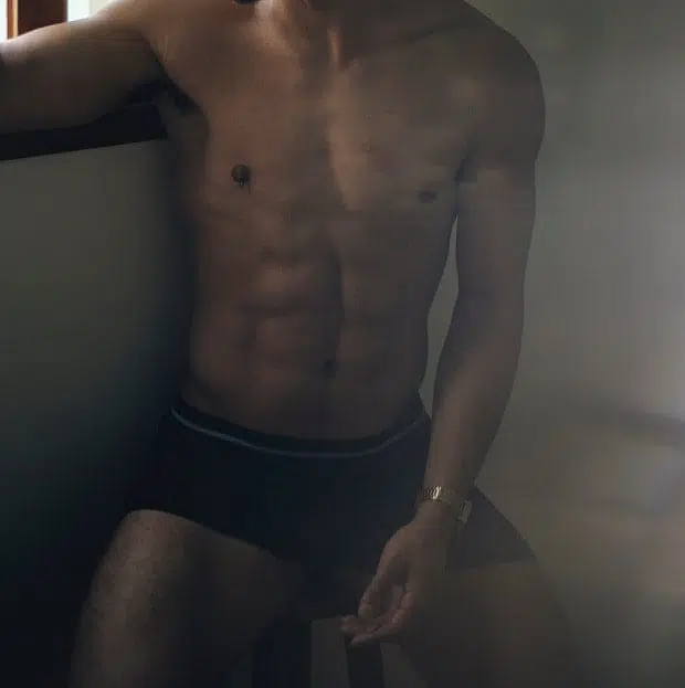 Sexo en la playa: Acostarse con una estrella del porno gay hombre pecho