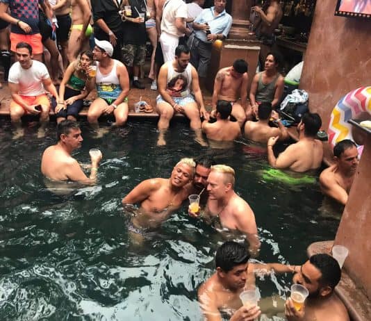 Cervezas, chicos y hamburguesas @ Hotel Mercurio