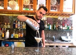 Rey, un orgulloso representante de PV en el Hotel Mercurio Chicos de cerveza y hamburguesas