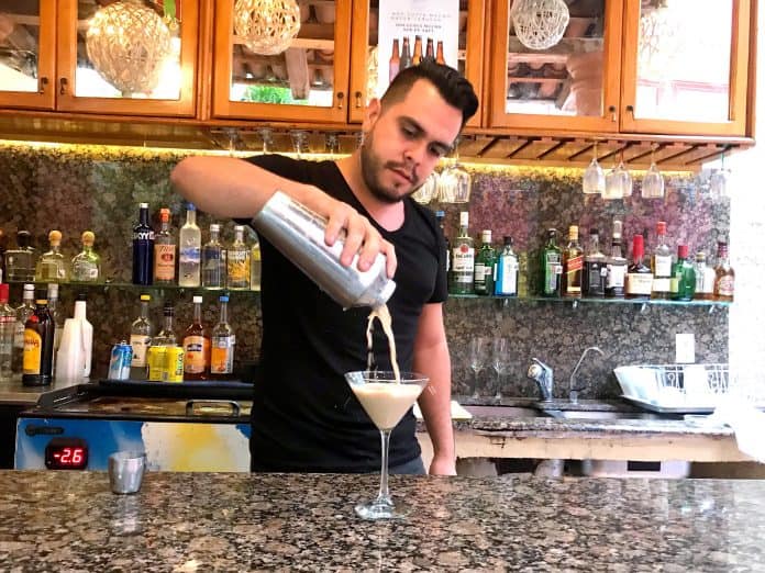 Rey, orgulloso representante de Puerto Vallarta en Hotel Mercurio Beers boys and burgers