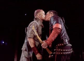 Los miembros de Rammstein se besan durante un concierto en Moscú