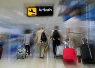 Octubre marca el inicio de la ‘temporada alta’ de Puerto Vallarta a medida que aumentan las llegadas al aeropuerto stock de llegada al aeropuerto