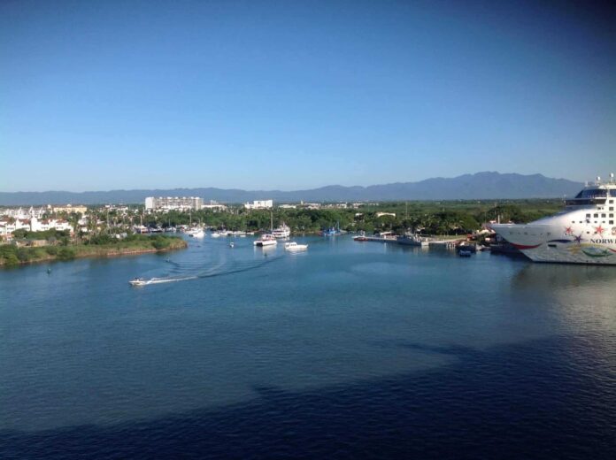 Puerto_Vallarta,_JAL,_Mexico_from_the_cruise_ship_-_panoramio_(1) PV marina
