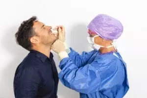 Médico tomando una prueba de hisopado nasal