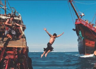 15 aventuras increíbles para hacer en Puerto Vallarta esta Semana Santa Salto del barco pirata