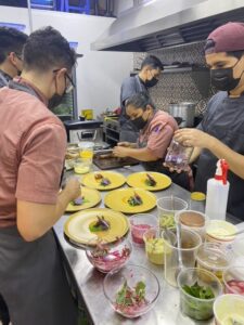 Personal de cocina ocupado