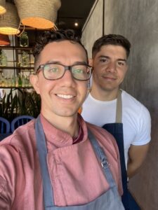 Chef Salvador Carrillo y su compañero de vida, Gabriel Arvelo