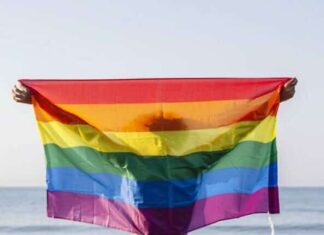 Ir de vacaciones ahora es más fácil bandera gay en la playa