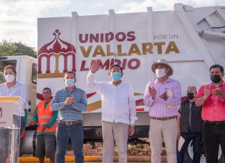 Cambio de recolección de basura, suena la campana, lleva la basura al camión