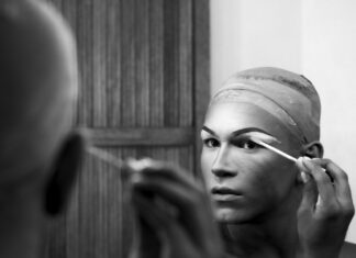 ‘Nacemos desnudos, el resto es Drag’ es la fotografía ganadora del Concurso LGBTQ+ del Festival Nuestro Orgullo