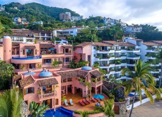 Experimente la cultura y la esencia de Puerto Vallarta cuando se aloje en una casa de playa de Las Amapas