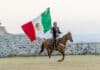 Llega el Día de la Independencia de México y la ciudad lo celebra Charro con bandera de México