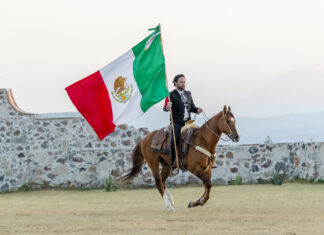 Llega el Día de la Independencia de México y la ciudad lo celebra Charro con bandera de México