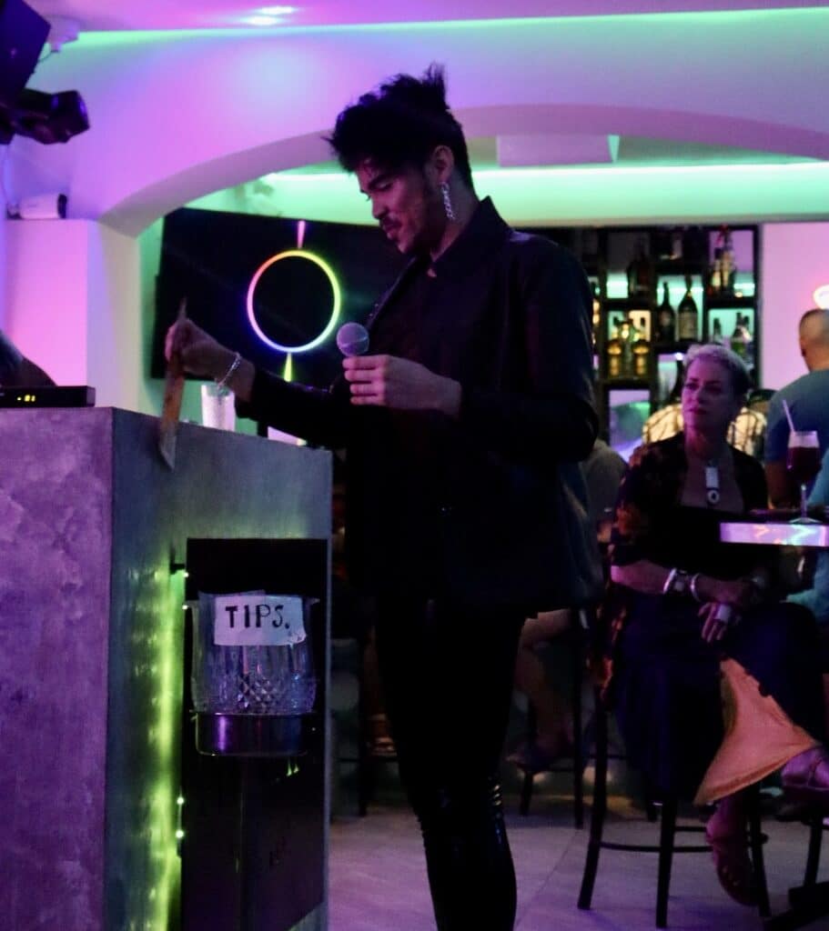 Tonny Kenneth actuando en el Therapy Bar. Fotos de Oscar Almedia