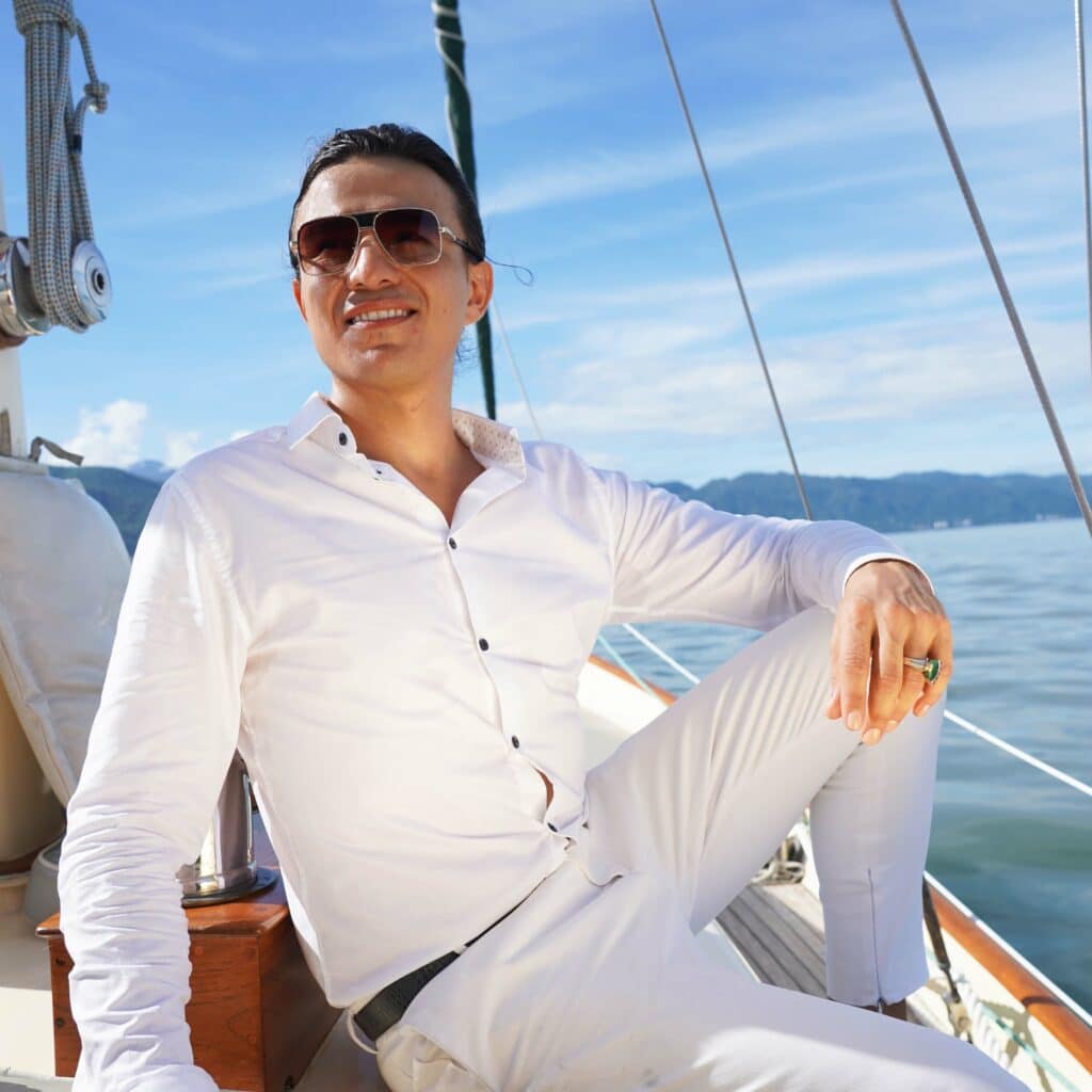 edgardo en blanco en barco