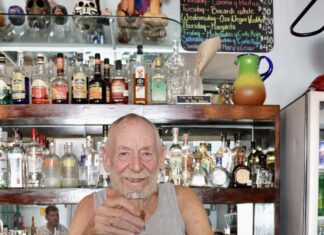 Bar Frida y Cocina se instala en su nuevo hogar Tom Finley, propietario de Bar Frida's