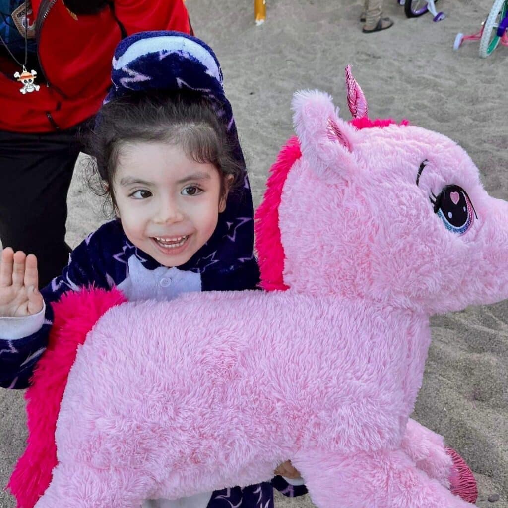 Una antigua tradición continuó esta mañana de Navidad en la playa, frente al bar, restaurante y hotel Blue Chairs. John Ramsey captó estas sonrisas de felicidad cuando los niños pudieron elegir un regalo de Navidad colgado de las palmeras.