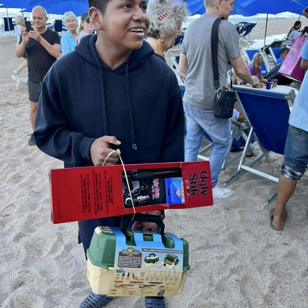 Una antigua tradición continuó esta mañana de Navidad en la playa, frente al bar, restaurante y hotel Blue Chairs. John Ramsey captó estas sonrisas de felicidad cuando los niños pudieron elegir un regalo de Navidad colgado de las palmeras.