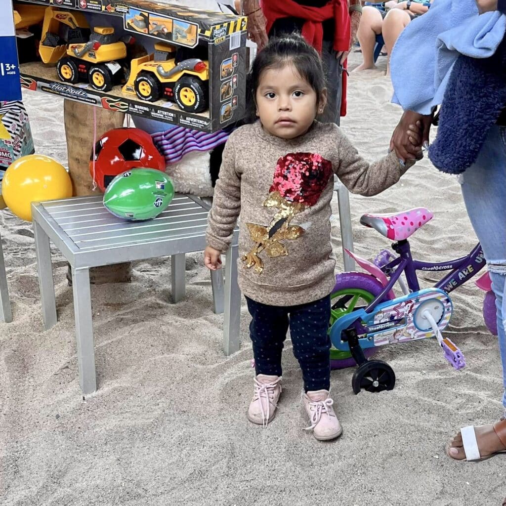 Una antigua tradición continuó esta mañana de Navidad en la playa, frente al bar, restaurante y hotel Blue Chairs. John Ramsey captó estas sonrisas de felicidad cuando los niños pudieron elegir un regalo de Navidad colgado de las palmeras.