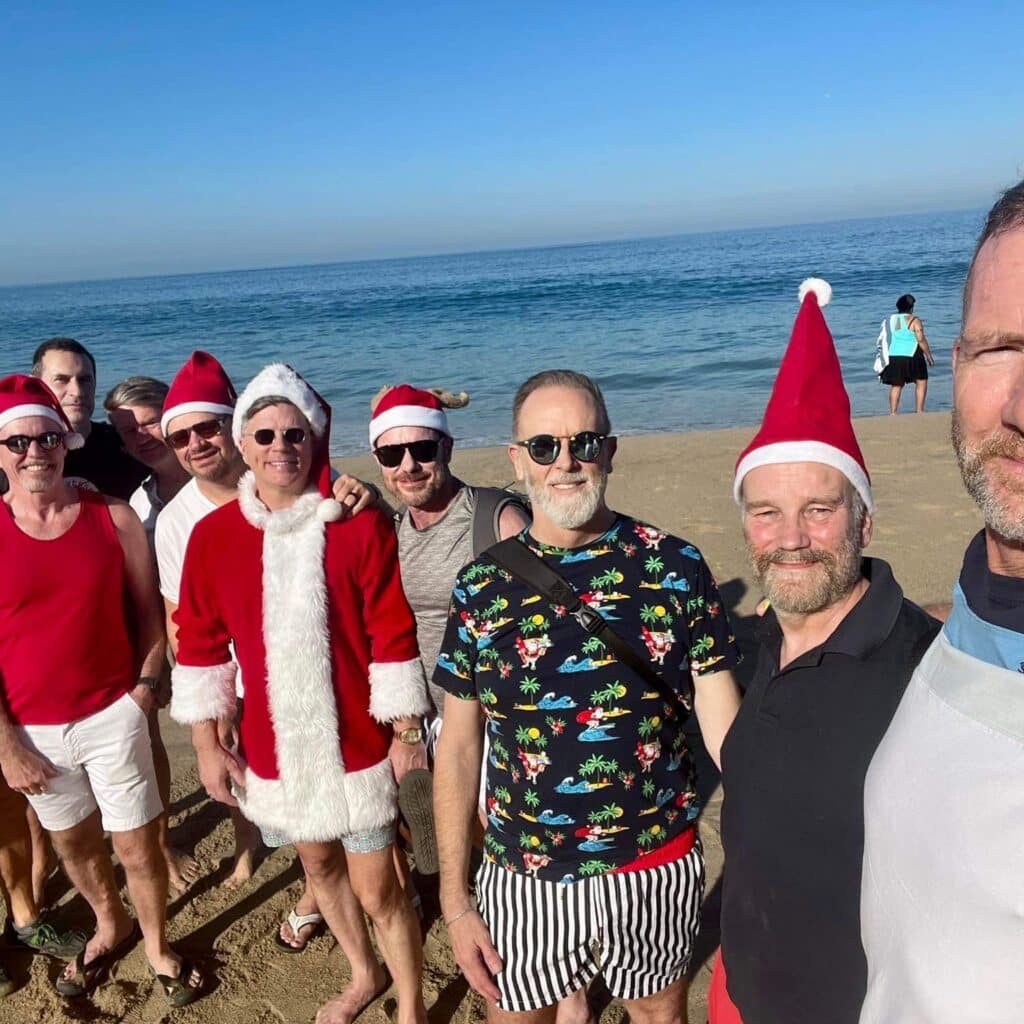 Una antigua tradición continuó esta mañana de Navidad en la playa, frente al bar, restaurante y hotel Blue Chairs. John Ramsey captó estas sonrisas de felicidad cuando los niños pudieron elegir un regalo de Navidad colgado de las palmeras.