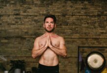 Clases de Yoga en Puerto Vallarta El instructor de yoga local Collin Wynter empezará pronto a impartir dos nuevas clases de yoga, una de ellas única en el sentido de que será una de las pocas -si es que es la única- clases de yoga desnudo para hombres que existen.