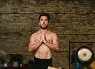 Clases de Yoga en Puerto Vallarta El instructor de yoga local Collin Wynter empezará pronto a impartir dos nuevas clases de yoga, una de ellas única en el sentido de que será una de las pocas -si es que es la única- clases de yoga desnudo para hombres que existen.