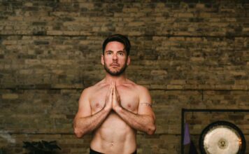 Clases de Yoga en Puerto Vallarta Local yoga instructor Collin Wynter will soon start teaching two new yoga classes - one that is unique in that it will be one of the few - if only - men’s nude yoga classes around.