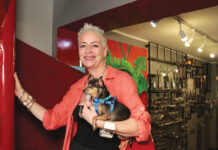 Cassandra Shaw brilla con sus joyas y retratos personalizados de mascotas Cassandra Shaw es diseñadora de joyas, pintora y empresaria afincada en Puerto Vallarta (México). Foto de Oscar Almeida.