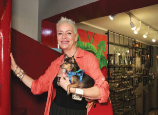 Cassandra Shaw brilla con sus joyas y retratos personalizados de mascotas Cassandra Shaw es diseñadora de joyas, pintora y empresaria afincada en Puerto Vallarta (México). Foto de Oscar Almeida.