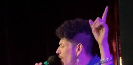 Presentamos a Edgar Omar Patiño Zavala, concursante de la gala preliminar del 8 de enero. Edgar es de un pequeño pueblo de Guerrero, México. Lleva actuando con el grupo musical de su familia desde 2010. La especialidad de Edgar son las baladas mexicanas y la música clásica.