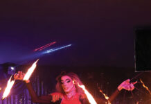 La Drag Queen mexicana Jeybra lleva el fuego al escenario Jeybra Queen (el nombre es un juego de palabras con “zebra”) llegó a Puerto Vallarta hace unos tres años y aportó a su espectáculo algo que no mucha gente puede hacer: acrobacias y artes aéreas combinadas con fuego. Foto de Oscar Almeida.