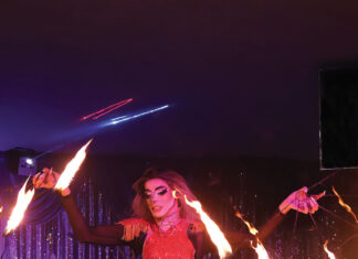 La Drag Queen mexicana Jeybra lleva el fuego al escenario Jeybra Queen (el nombre es un juego de palabras con “zebra”) llegó a Puerto Vallarta hace unos tres años y aportó a su espectáculo algo que no mucha gente puede hacer: acrobacias y artes aéreas combinadas con fuego. Foto de Oscar Almeida.