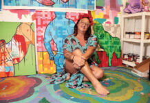 Tamale Ringwald hace del arte, la música y el mundo un lugar más feliz Tamale Ringwald, artista de Puerto Vallarta. Foto de Oscar Almeida.
