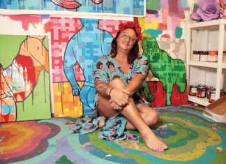 Tamale Ringwald hace del arte, la música y el mundo un lugar más feliz Tamale Ringwald, artista de Puerto Vallarta. Foto de Oscar Almeida.