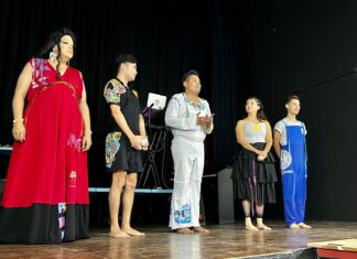 El Grupo de Teatro Dionisio y Boa Viagem Teatro proporcionan una importante salida teatral local Grupo de Teatro Dionisio, con La noche de la guirnalda, cuenta la historia de un vendedor de cocos que busca a su hermana desaparecida, cuyos ojos son de un azul tan profundo que parecen violetas. En su búsqueda, se apoya en una drag queen, una camarera y otros personajes locales que componen un mosaico que refleja lo que se vive en Puerto Vallarta. Foto de Jerry Jones