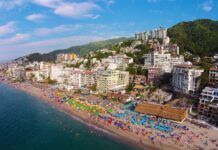 Los clubes de playa ofrecen relajantes formas de disfrutar del sol y del océano Puerto Vallarta, México, es un destino vacacional popular conocido por sus hermosas playas, su vibrante cultura y su deliciosa comida. La ciudad también es conocida por su actitud acogedora y tolerante hacia la comunidad LGBTQ+.