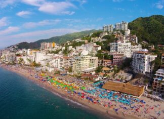 Los clubes de playa ofrecen relajantes formas de disfrutar del sol y del océano Puerto Vallarta, México, es un destino vacacional popular conocido por sus hermosas playas, su vibrante cultura y su deliciosa comida. La ciudad también es conocida por su actitud acogedora y tolerante hacia la comunidad LGBTQ+.