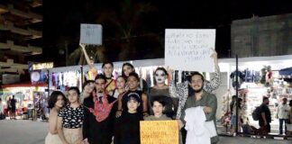 Manifestación en Puerto Vallarta para pedir la vacuna contra la viruela del mono El sábado 14 de enero, Kiki House Of Paradise realizó una manifestación artística pacífica en el Malecón para informar al público sobre la falta de vacunas en México contra la viruela del mono. Foto de Oscar Almeida.