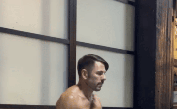 Collin Wynter impartirá clases de yoga desnudo y no tan desnudo para hombres Collin Wynter yoga