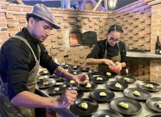 Las mesas del chef crean noches mágicas en Casita & Garden Mesa del chef de Roman Ventura en casita y jardín