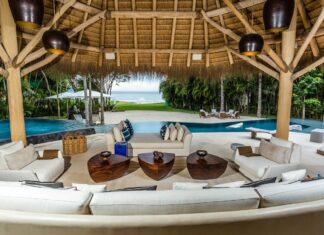 Alquileres de villas frente al mar en Puerto Vallarta – Retiros de lujo para hasta 40 huéspedes Disfrute de una lujosa vida frente al mar en el exclusivo barrio de Los Ranchos Estates, en Casa Escondida, una impresionante villa de seis dormitorios de estilo mexicano y marroquí.