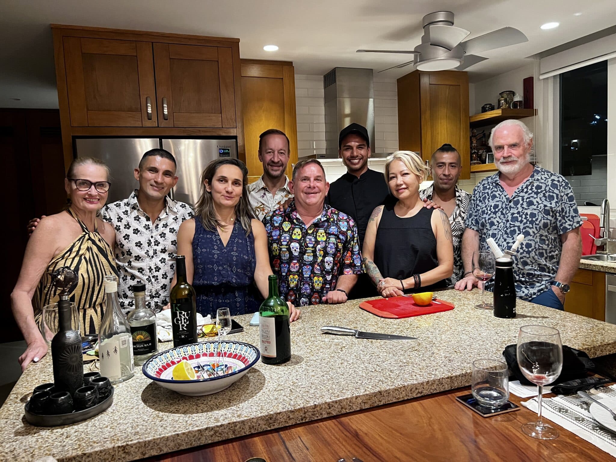 Entre los invitados a la cena se encontraban Francie Nguyen, propietaria de Bonito Kitchen y Casita &amp; Garden; Isaac Carachure y Joey Martínez, editores de Gay Guide Vallarta; Vanusa Pedrozo, copropietaria de Uncork Mexico; Mike y Tricia Lyman, fundadores y moderadores del grupo de Facebook "Puerto Vallarta Everything You Need or Want to Know"; Gerwin Rutten, director de ventas de Out &amp; About PV Magazine y Jerry Jones, editor/publicador de Out &amp; About PV Magazine.
