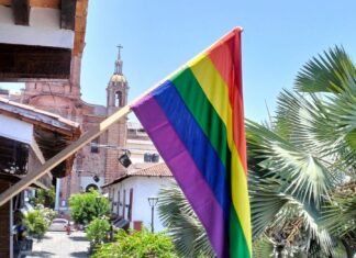 Unidos en la diversidad por la igualdad y el respeto – Izada la bandera arco iris en Puerto Vallarta bandera arcoíris en Puerto Vallarta