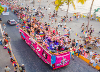 Los festivales de verano ofrecen diversión a visitantes de todo el mundo Carroza del orgullo oso
