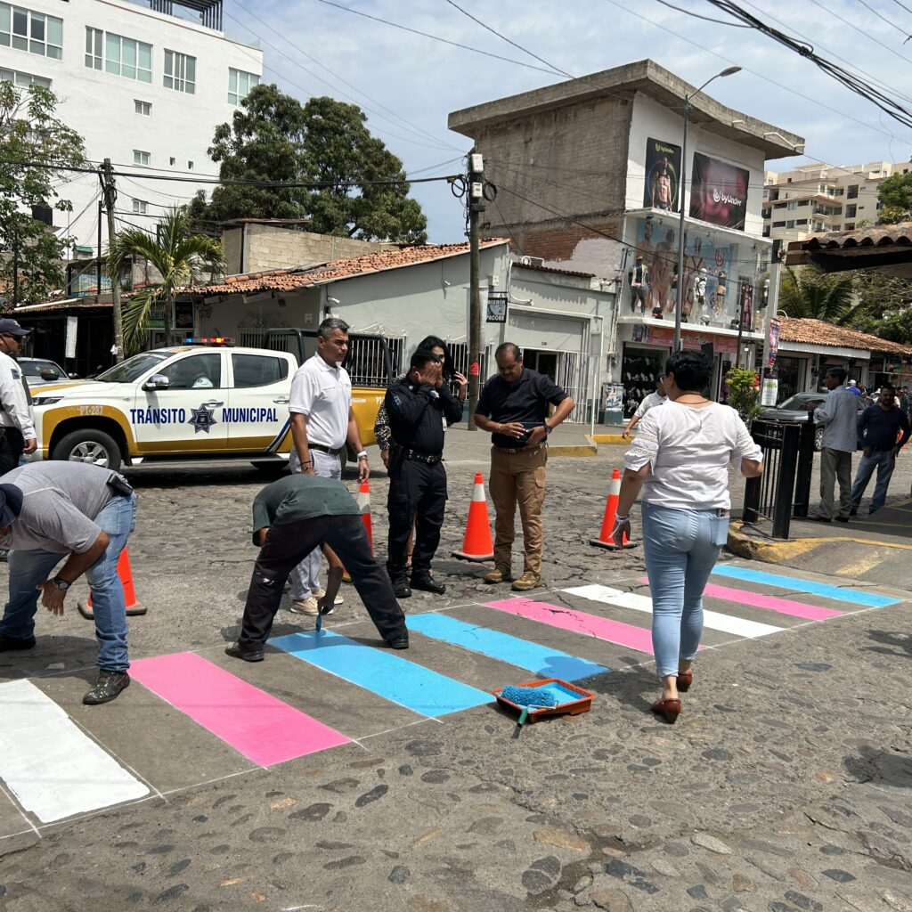 Los cruces peatonales de Lázaro Cárdenas e Ignacio L. Vallarta fueron pintados con los colores de la bandera trans. Foto de Oscar Almeida.
