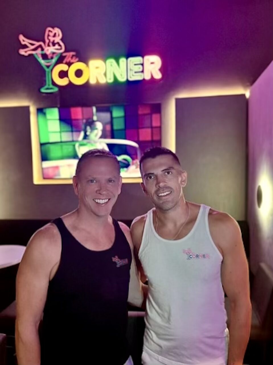 El bar lo abrieron Andrei De la Puente (derecha) y Chuck Suda (izquierda), que se conocieron hace más de 12 años de vacaciones en Puerto Vallarta. Foto de Oscar Almeida.